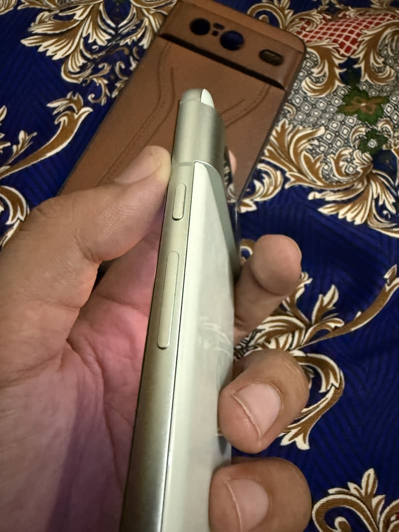 Google Pixel 8 4