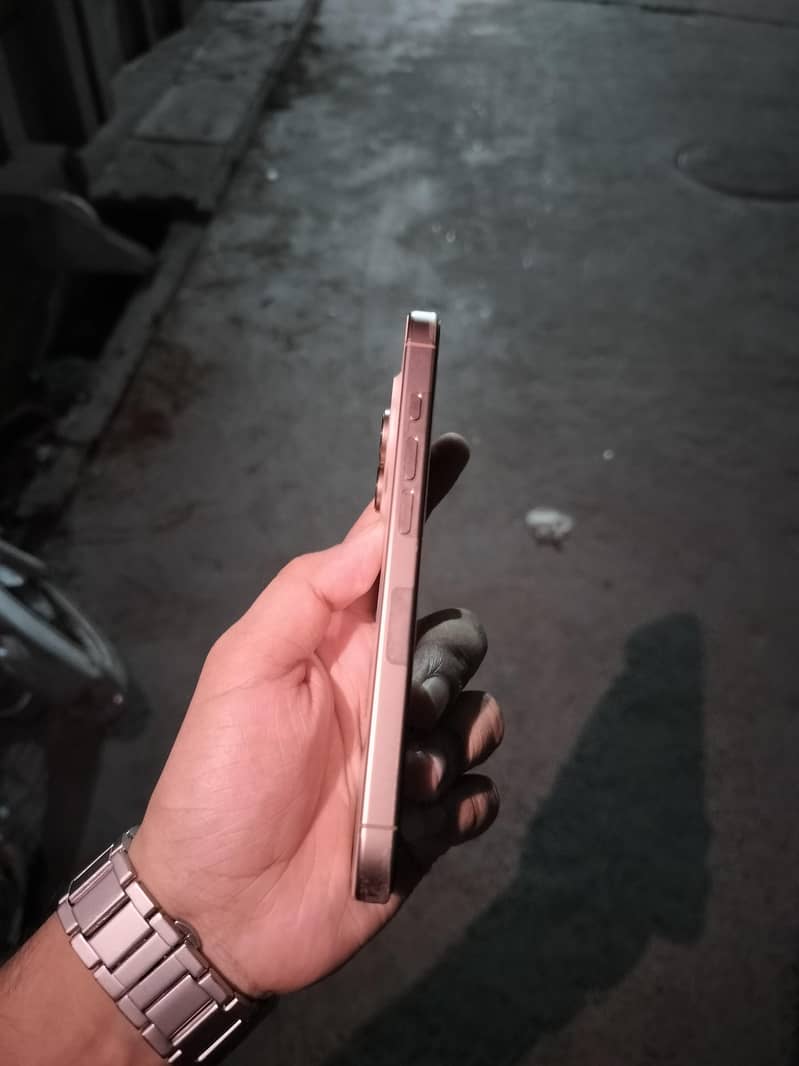Apple iPhone 16 Pro 1