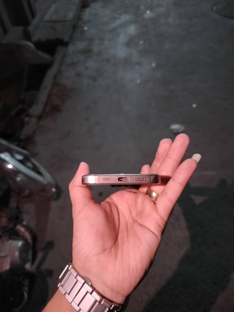 Apple iPhone 16 Pro 2