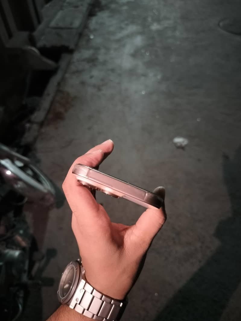 Apple iPhone 16 Pro 3