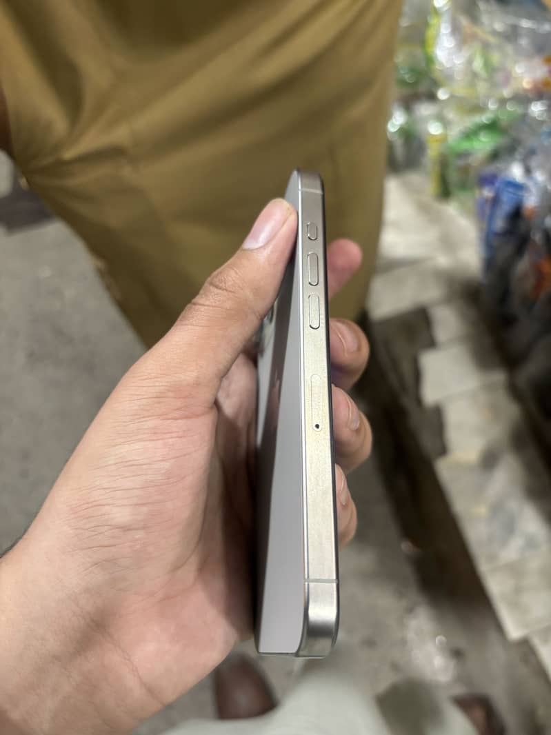 Apple iPhone 15 Pro 4