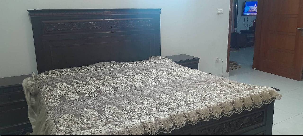 King Bed without mattress 0
