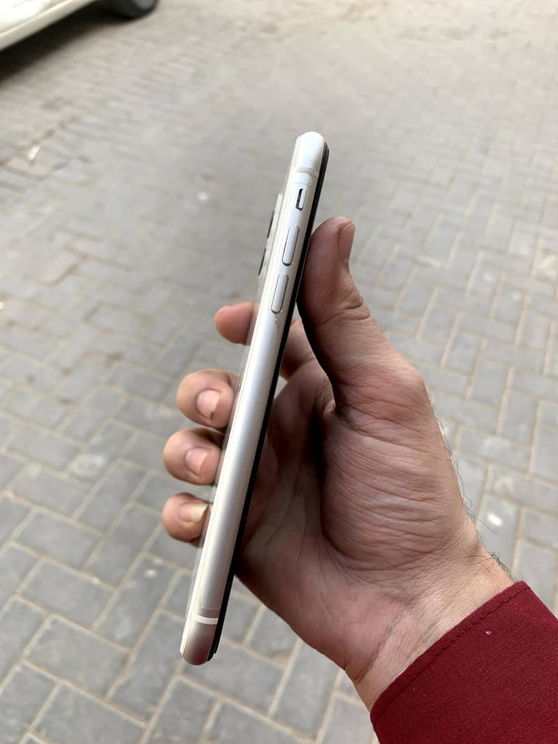 Apple iPhone 11 3