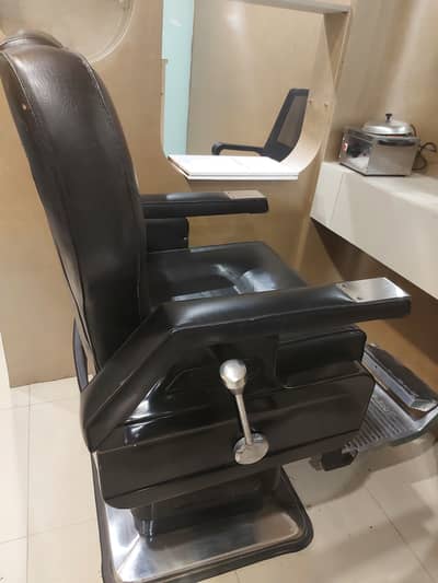 02 Saloon chairs in good condition heavy duty.