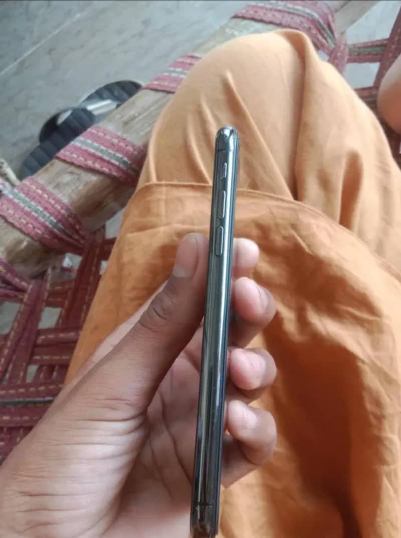 Apple iPhone XS 5