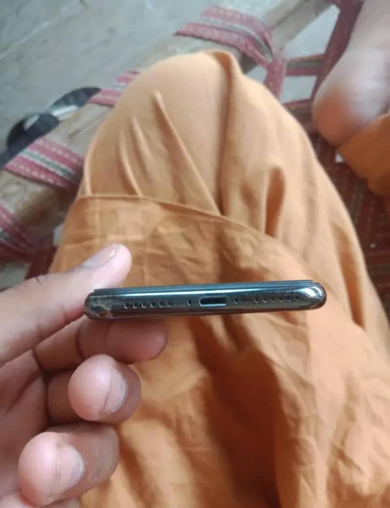 Apple iPhone XS 6