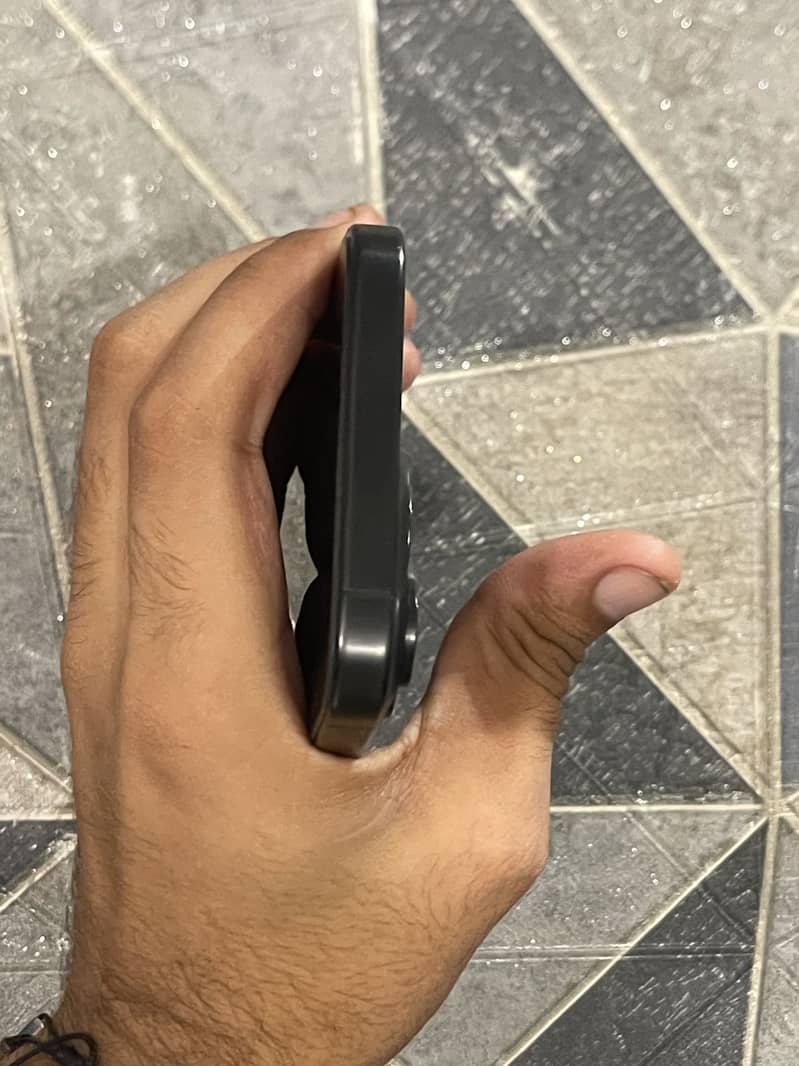 Apple iPhone 15 Pro Max 2