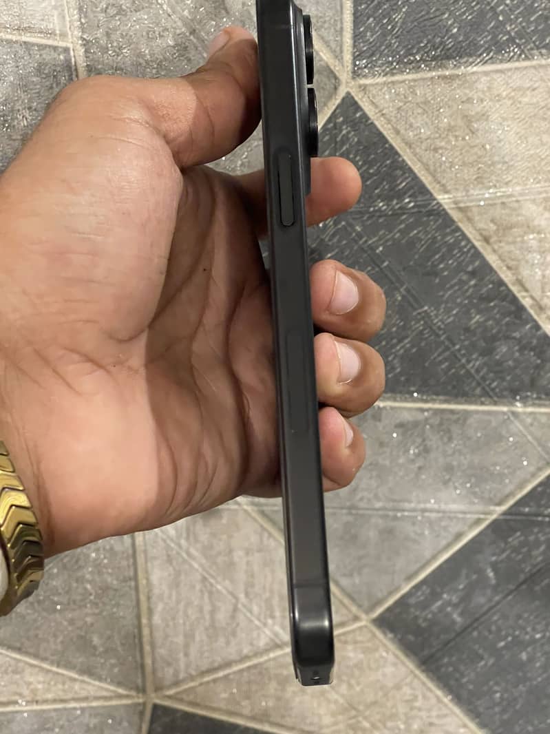 Apple iPhone 15 Pro Max 4