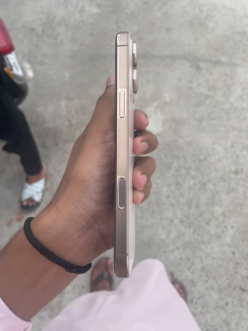 Apple iPhone 16 Pro Max 2