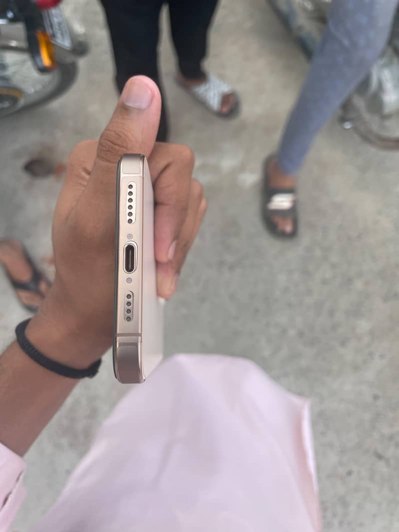 Apple iPhone 16 Pro Max 3