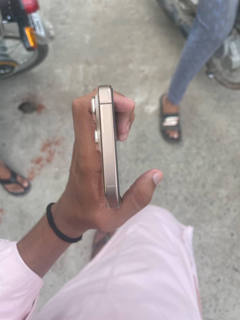 Apple iPhone 16 Pro Max 4
