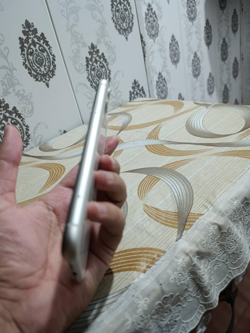 Apple iPhone 11 4