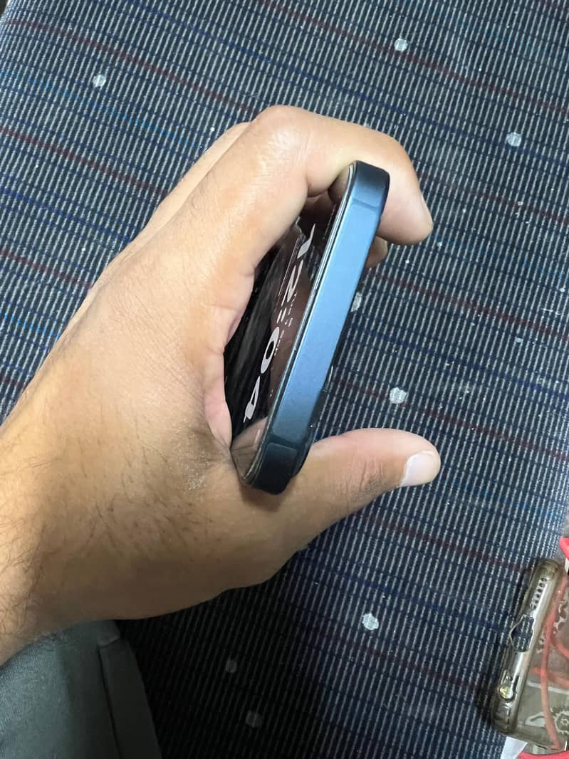 Apple iPhone 13 5