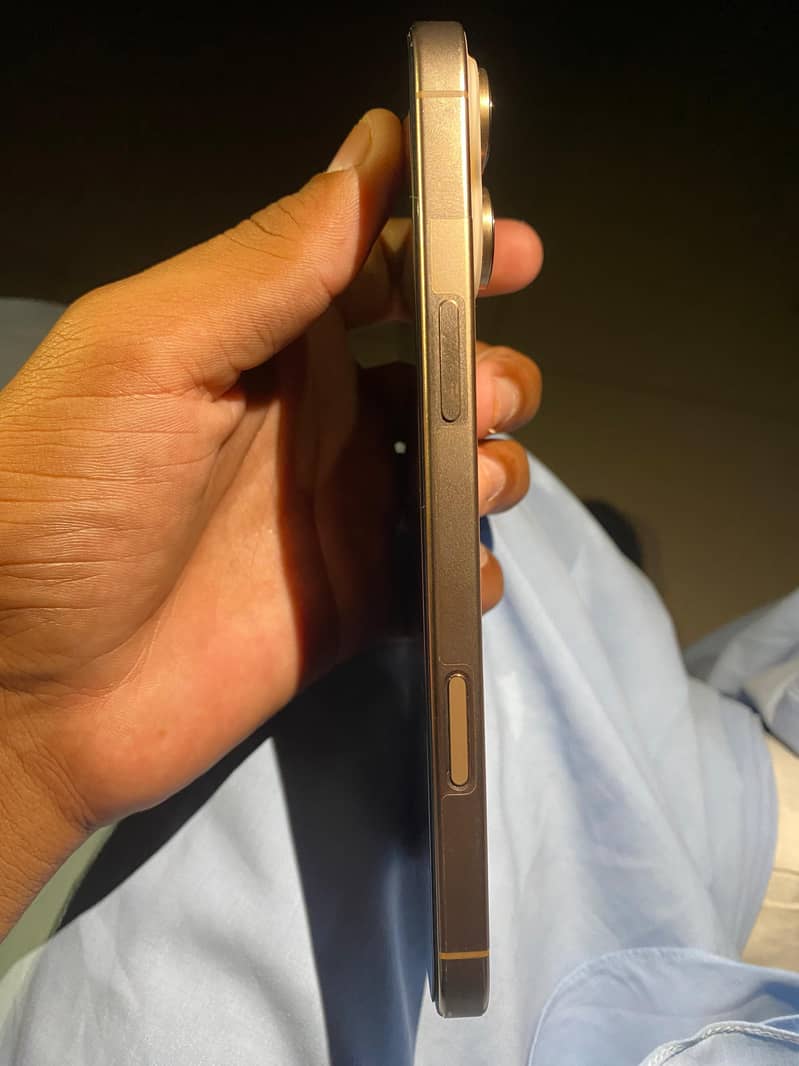 Apple iPhone 16 Pro Max 2