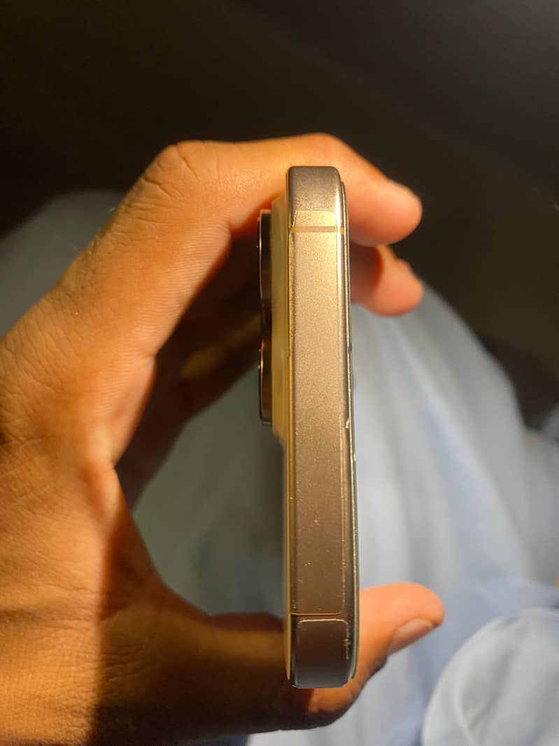 Apple iPhone 16 Pro Max 4