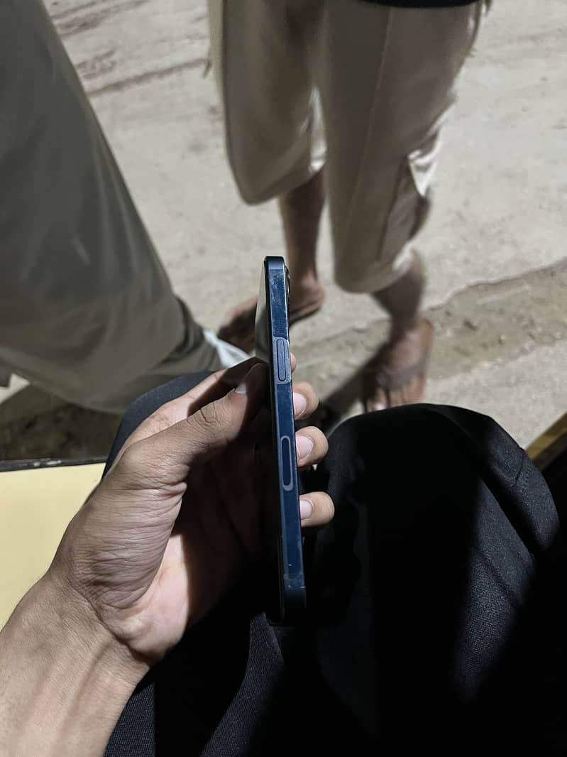 Apple iPhone 13 2