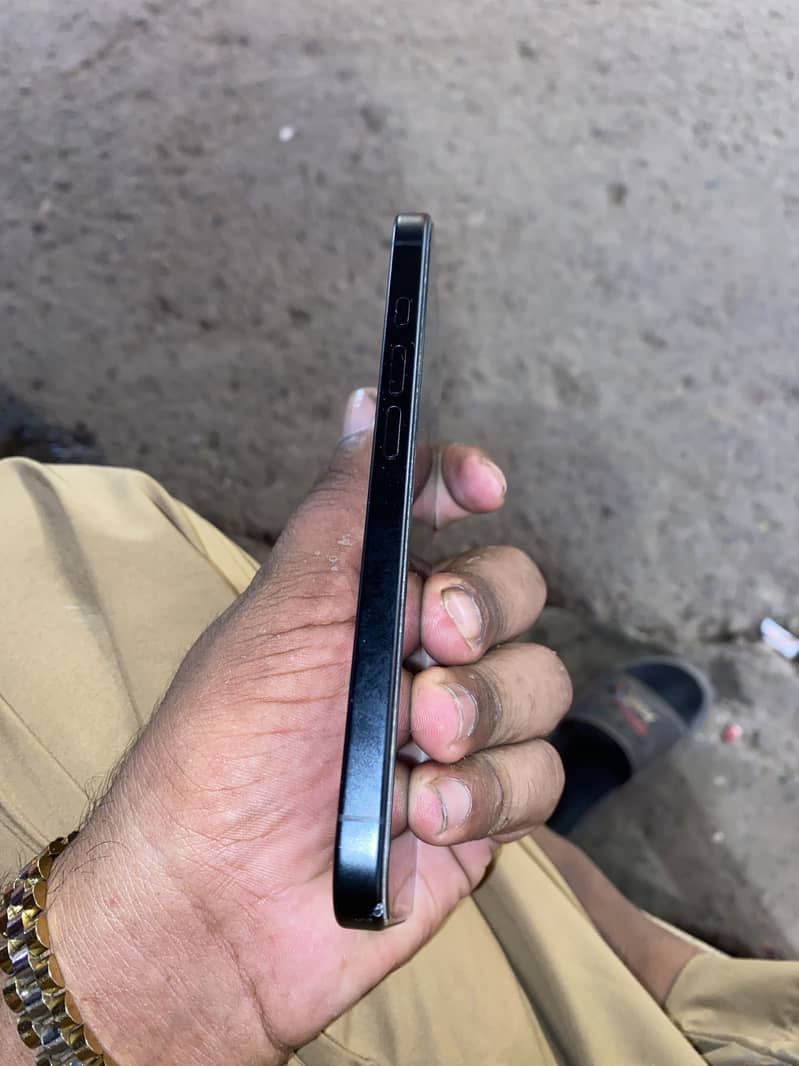 Apple iPhone 16 4