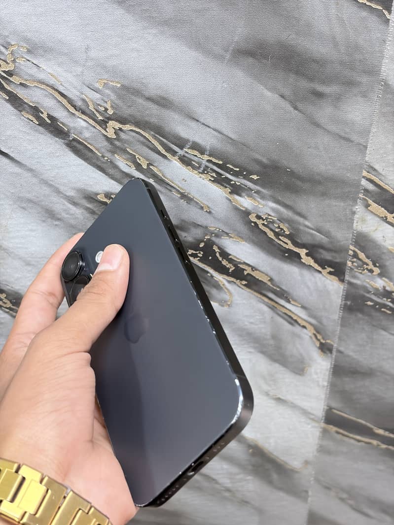Apple iPhone 16 4