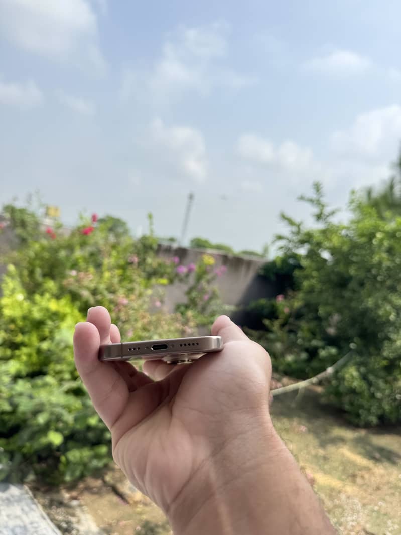 Apple iPhone 16 Pro 3