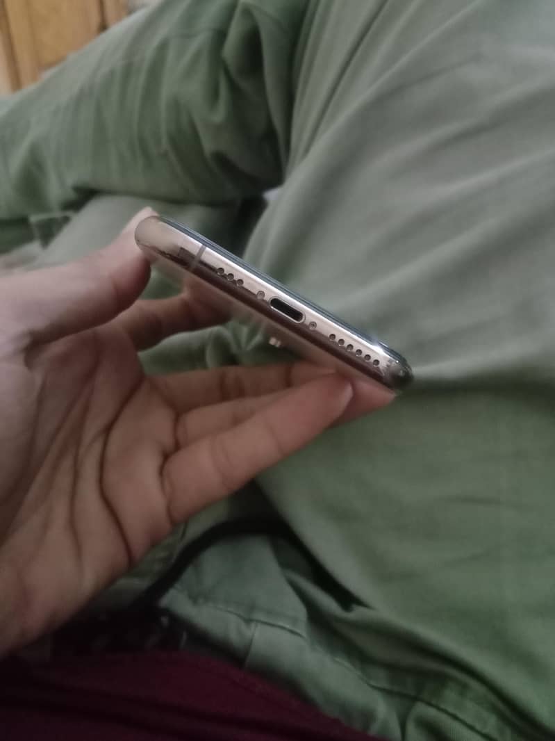 Apple iPhone XS 3