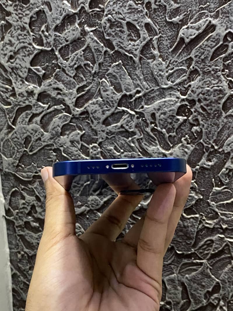 Apple iPhone 12 4