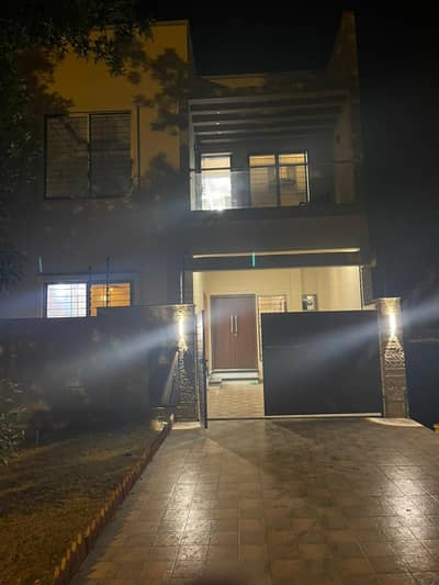 125sq Yd Luxury Villa In Ali Block park face and musjid face . 3 Bedrooms, Drawing, Dining & American Kitchen. 5mins Drive From Main Gate Of BTK