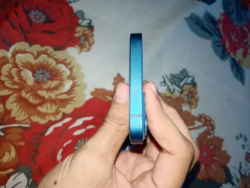 Apple iPhone 13 4