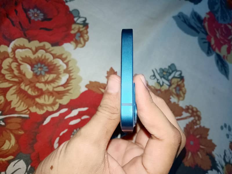 Apple iPhone 13 5