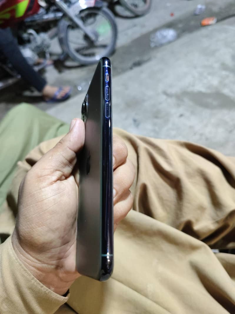 Apple iPhone 11 Pro Max 4