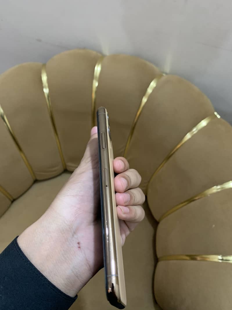 Apple iPhone 11 Pro Max 4