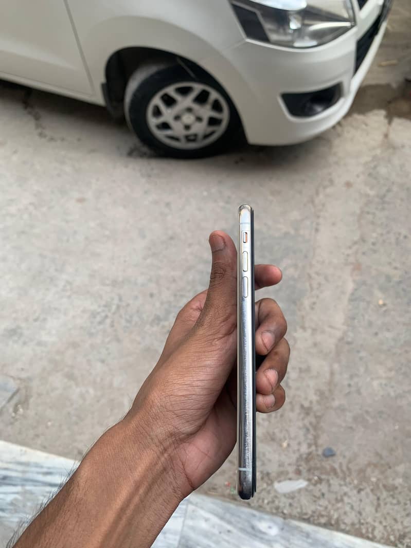 Apple iPhone XS 4