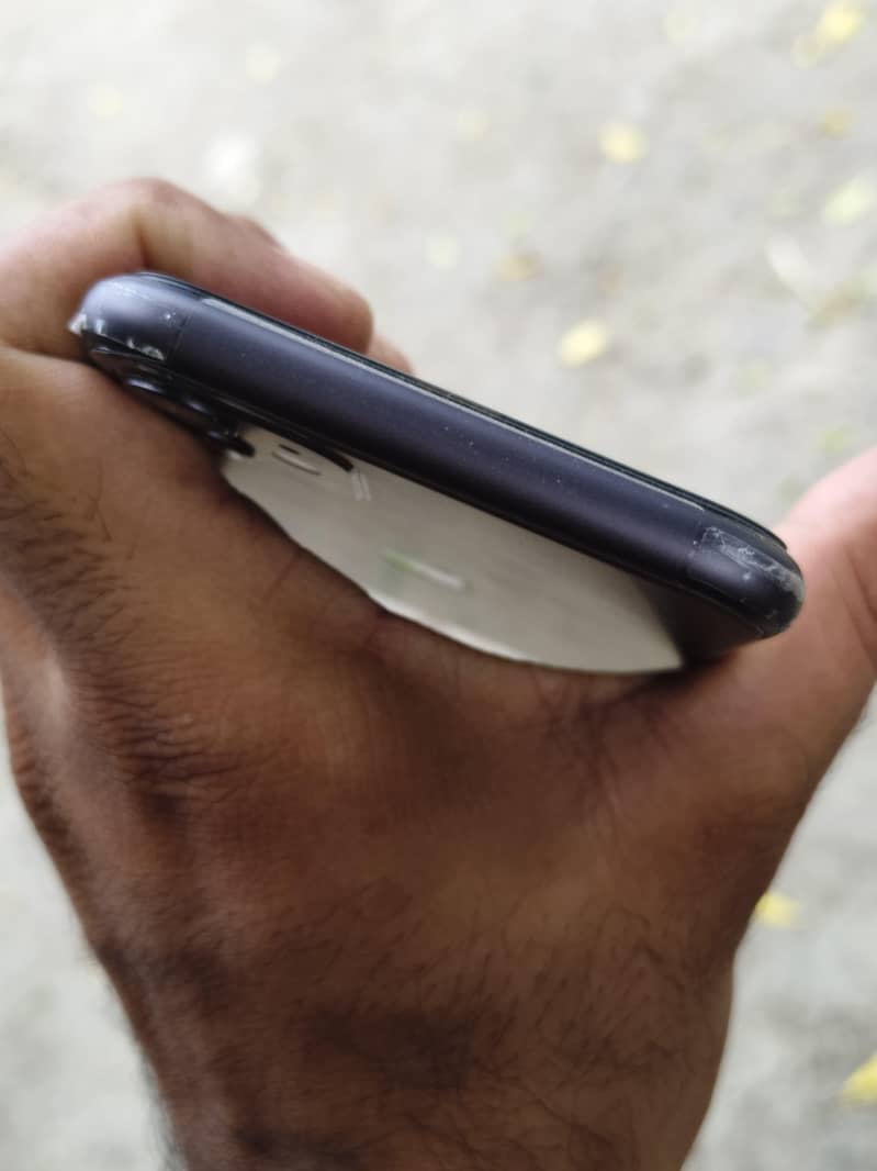 Apple iPhone 11 4