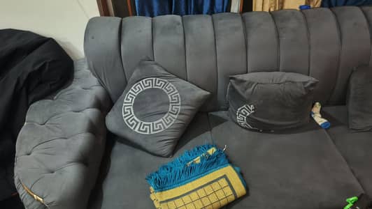 7 seater good condition sofa set with tabel