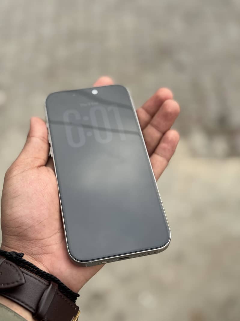 Apple iPhone 16 Pro Max 1