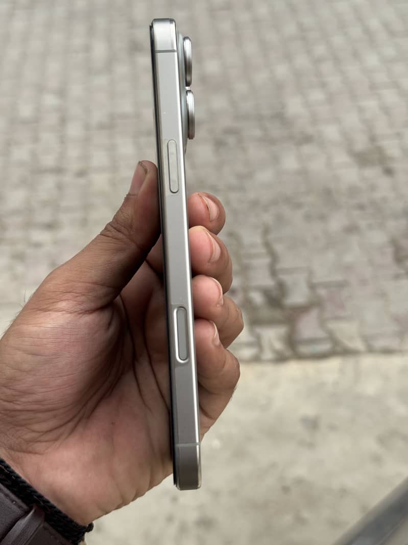 Apple iPhone 16 Pro Max 2