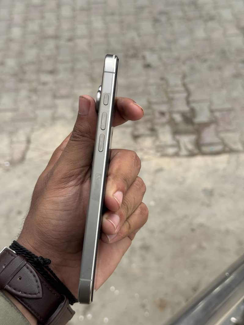 Apple iPhone 16 Pro Max 3