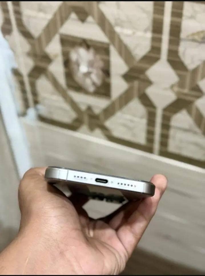 Apple iPhone 15 Pro Max 2