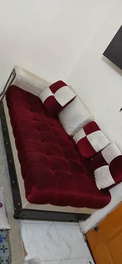 3 seater sofa couch, molty foam, solid wood, good condition 10/9