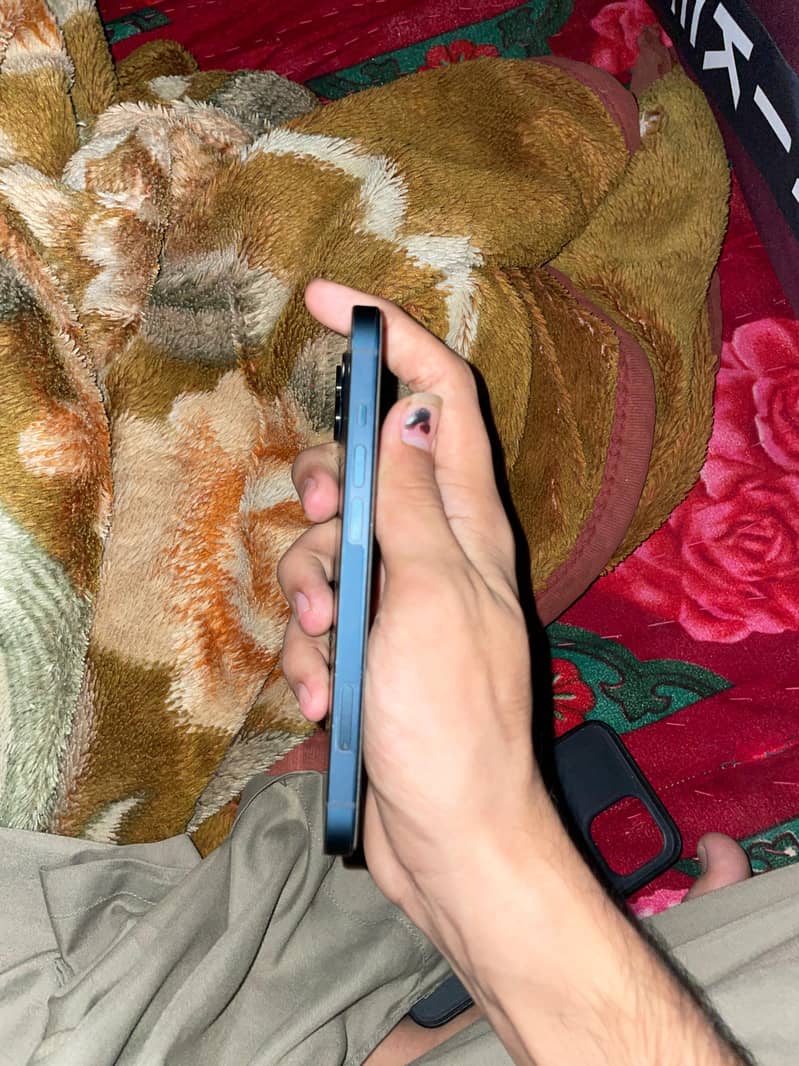 Apple iPhone 13 2
