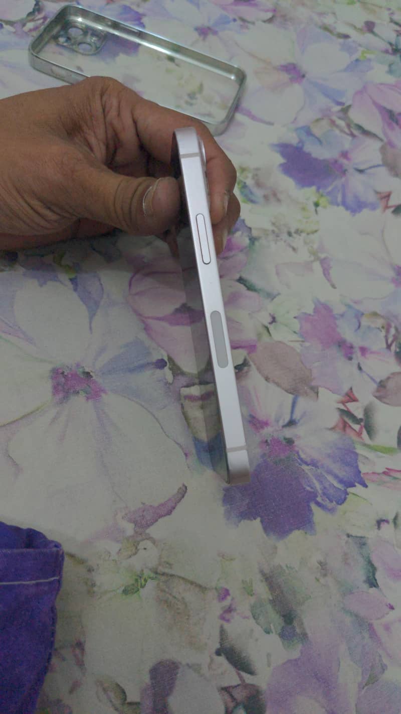 Apple iPhone 13 2