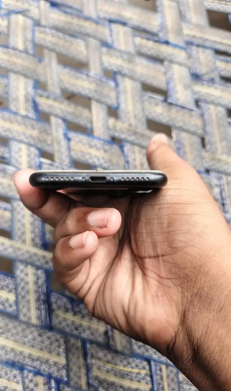 Apple iPhone 7 3