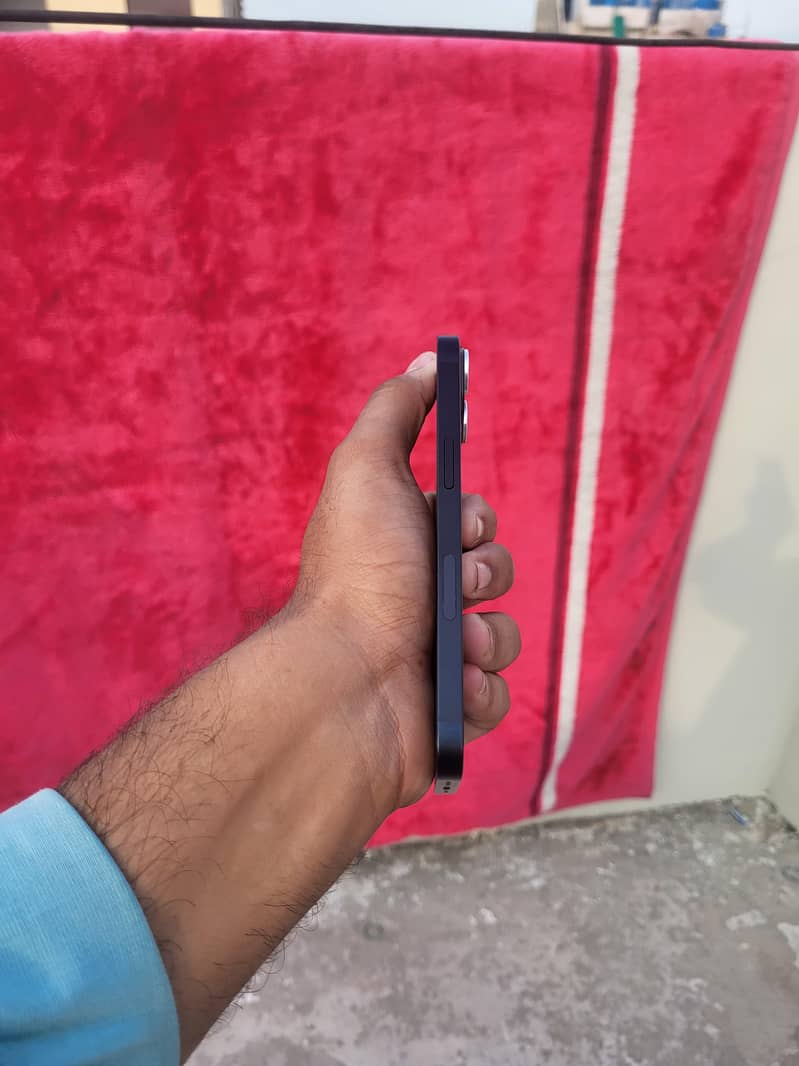 Apple iPhone 13 2