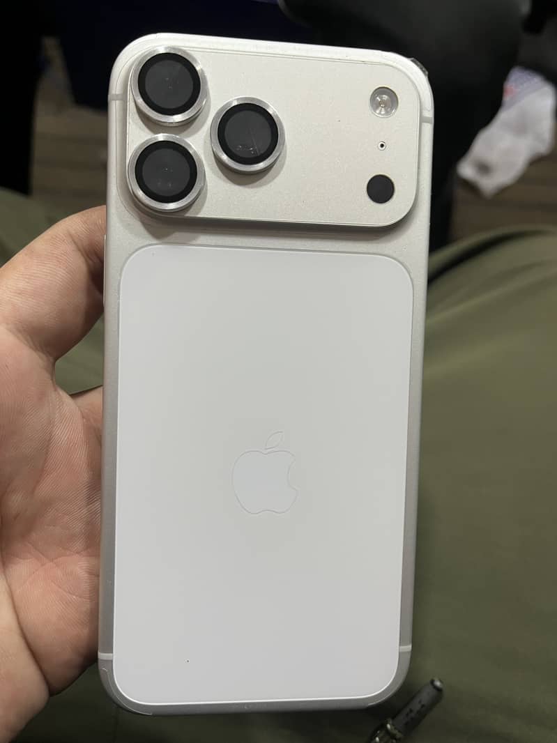 Apple iPhone 17 Pro Max 1