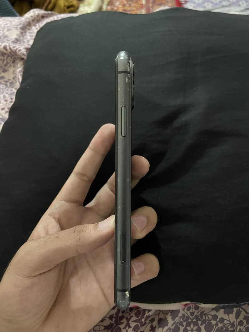 Apple iPhone 11 4