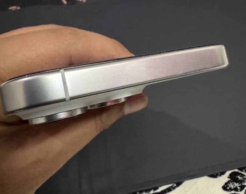 Apple iPhone 16 Pro Max 3