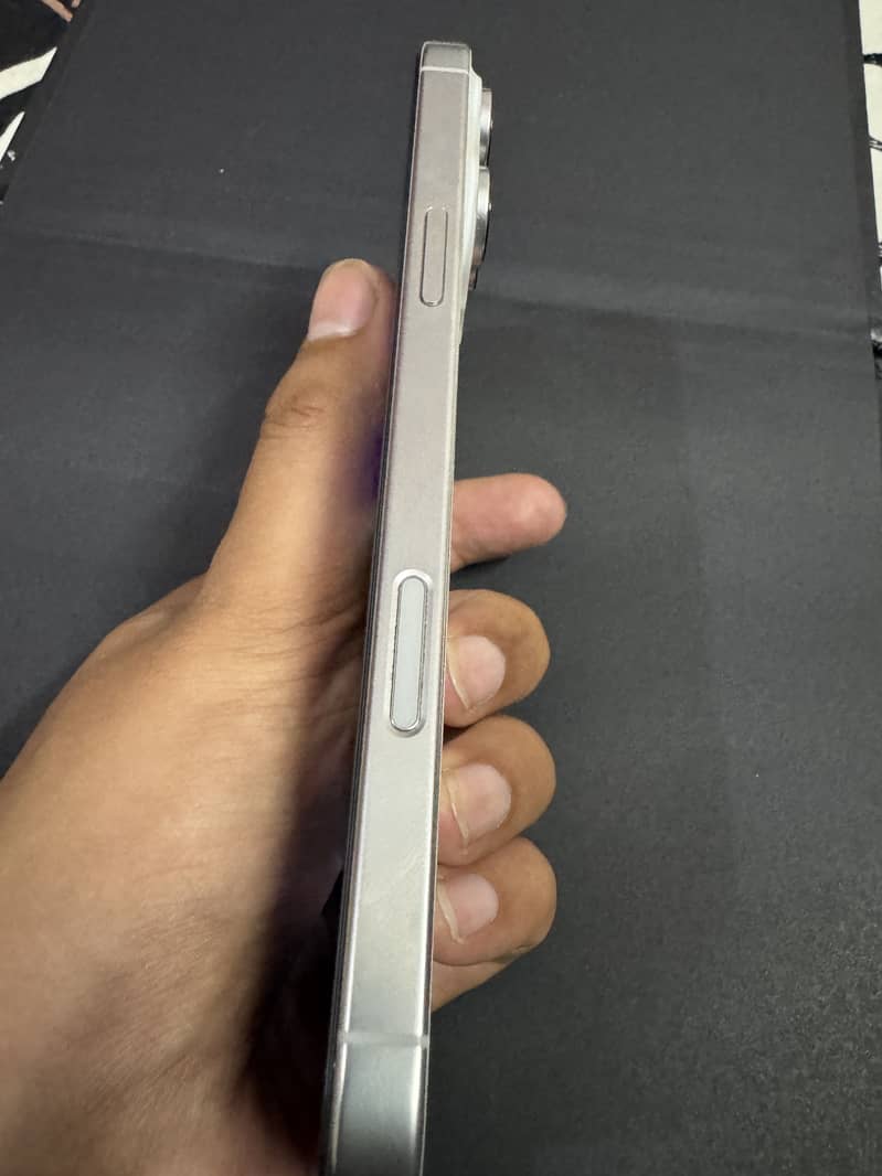 Apple iPhone 16 Pro Max 4