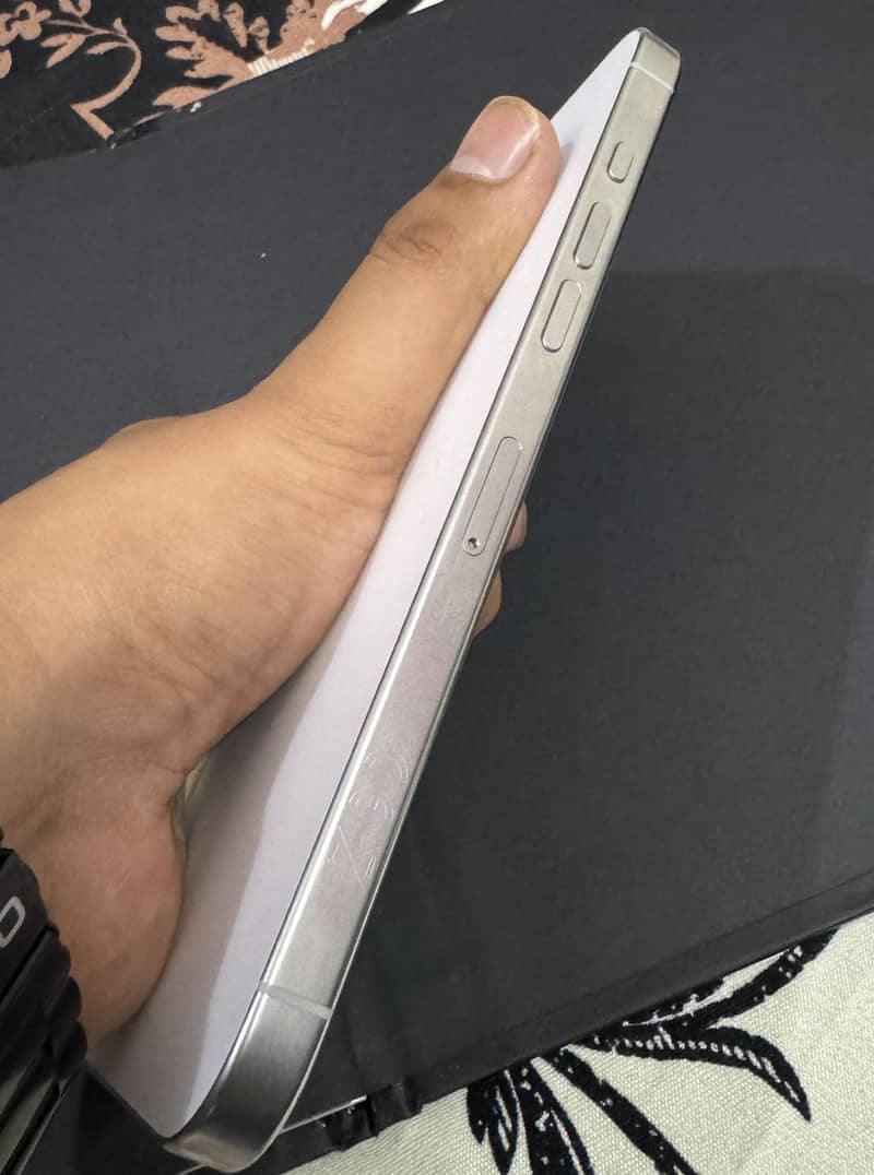 Apple iPhone 16 Pro Max 6