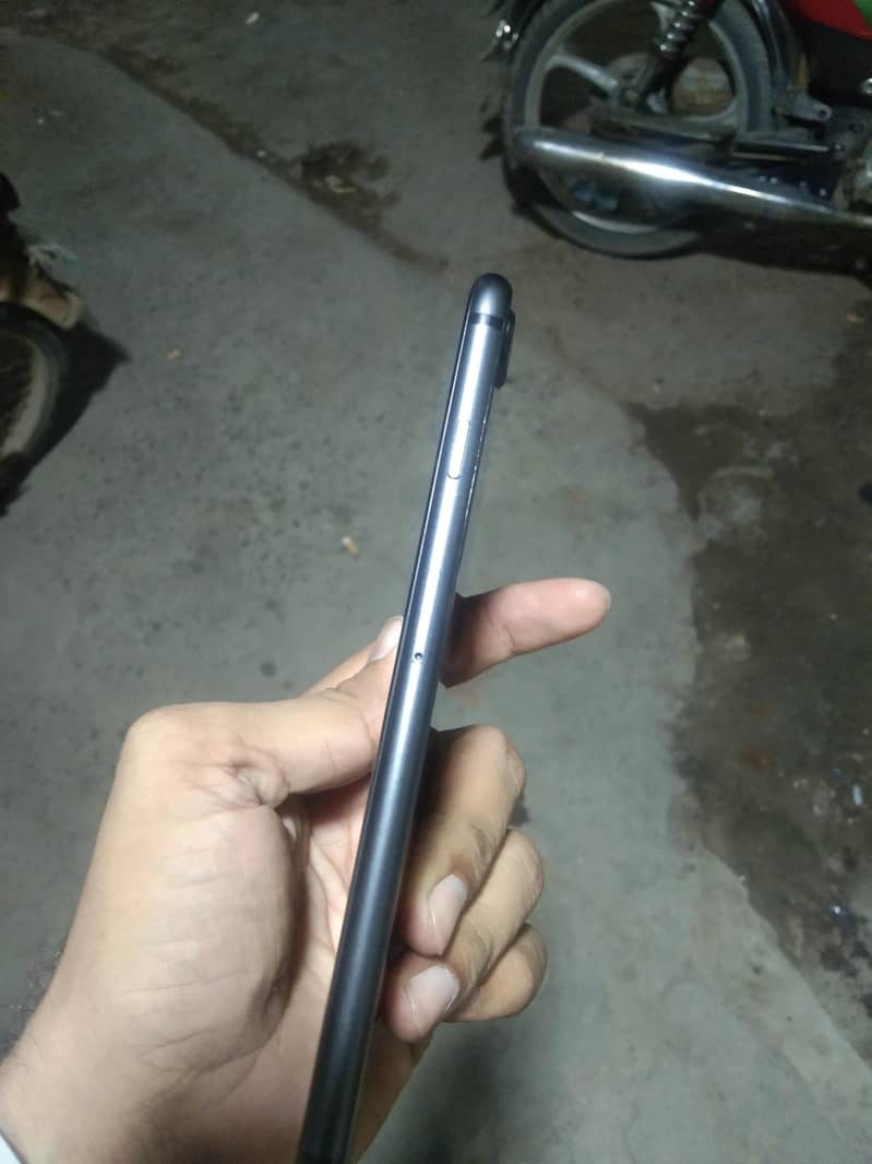 Apple iPhone 8 Plus 3