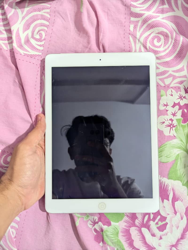Ipad air || 9/10 condition 0