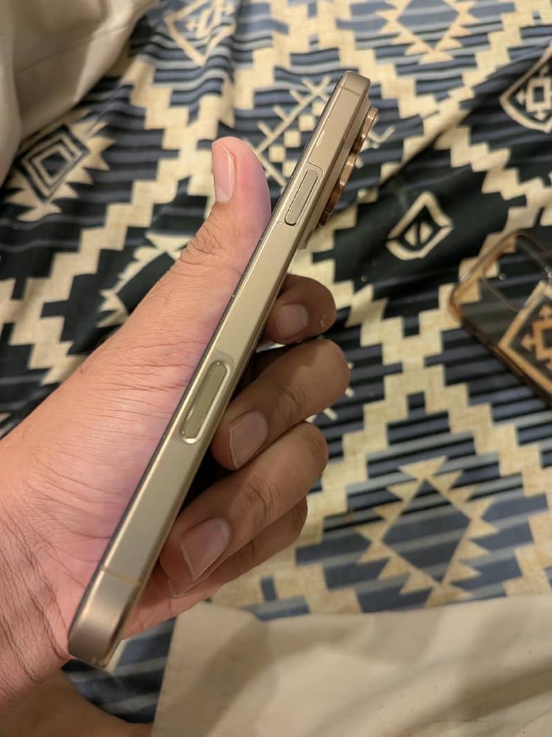 Apple iPhone 16 Pro Max 4